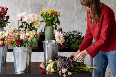 Florist,Workplace.,Woman,Arranging,A,Bouquet,With,Roses,,Chrysanthemum,,Carnation